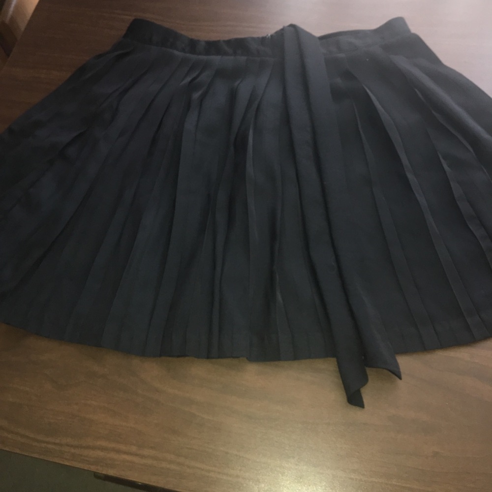 Pleated black skirt